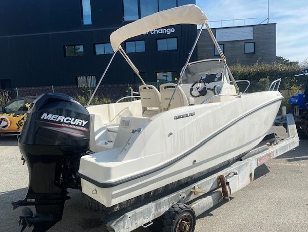 Bateau open Quicksilver 555 avec taud de soleil bimini et housses de console et sièges | Port Deun Marine