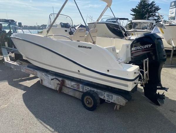 Quicksilver 555 Open motorisé en Mercury 115 CV EFI avec 180 heures, bain de soleil avant et table | Port Deun Marine