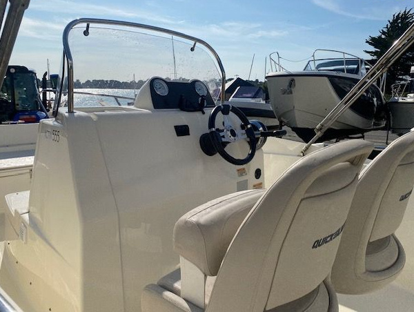 Quicksilver 555 Open polyvalent avec bain de soleil avant, table et motorisation Mercury EFI | Port Deun Marine