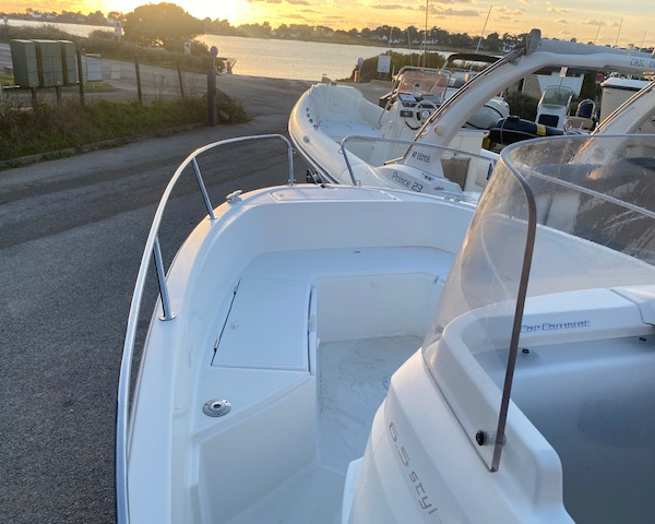 Bain de soleil avant du Quicksilver 755 Open idéal pour la navigation côtière | Port Deun Marine