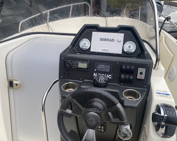 Console centrale du Quicksilver 755 Open avec stéréo Fusion et instrumentation complète | Port Deun Marine