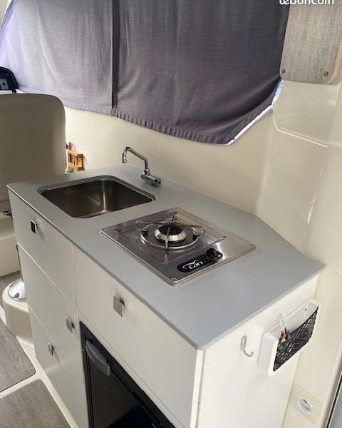 Bateau à moteur soigné, idéal pour la croisière et les sorties à la journée | Port deun marine