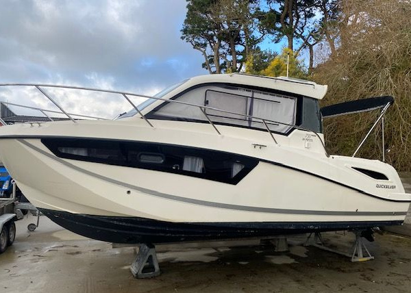 Bateau à moteur d’occasion en excellent état, prêt à naviguer | Port deun marine