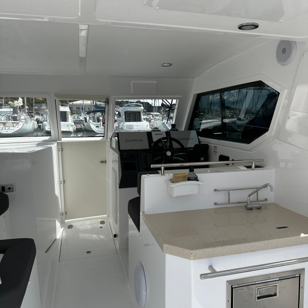 WC marin avec douche et évier à bord du Silvercraft 36 HT 2023 | Port deun marine