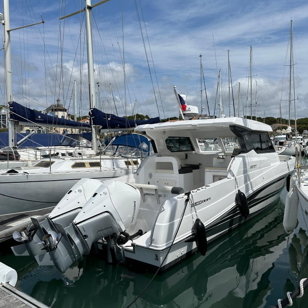 Cockpit Silvercraft 36 HT 2023 avec taud de soleil avant et fermeture arrière escamotable | Port deun marine