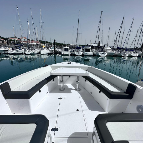 Grand carré de pêche et porte-cannes arrière du Silvercraft 36 HT 2023 | Port deun marine