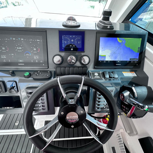 Double écran Garmin 8412 XSV et radar GMR 18 HD+ à bord du Silvercraft 36 HT | Port deun marine