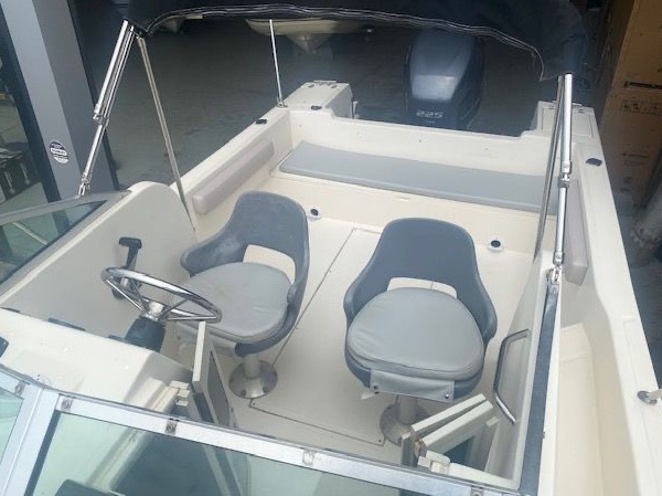 Magnifique White Shark 236 de 1996, remotorisé en 2018 avec un moteur Yamaha 225 cv 4 temps, offrant fiabilité et sécurité en navigation. | Port Deun Marine