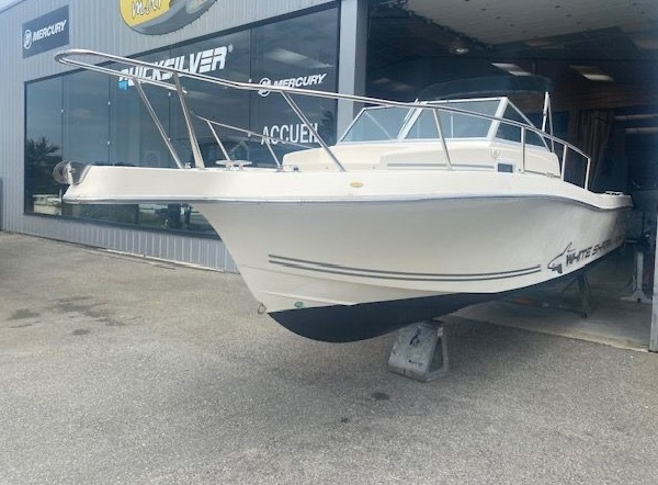 White Shark 236 année 1996, équipé d’un moteur Yamaha 225 chevaux 4 temps installé en 2018, reconnu pour sa stabilité et ses performances. | Port Deun Marine
