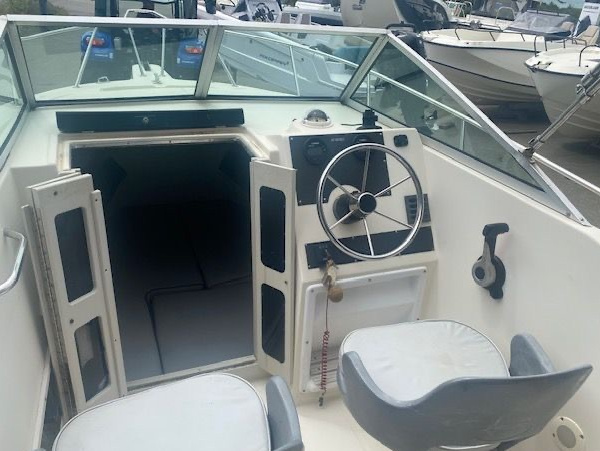 Bateau White Shark 236 d’occasion avec moteur Yamaha 225 cv 4 temps de 2018, parfait pour la pêche ou les balades côtières. | Port Deun Marine