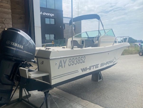 White Shark 236 de 1996 remotorisé en 2018 avec un Yamaha 225 chevaux 4 temps, idéal pour des sorties en mer alliant puissance et confort. | Port Deun Marine