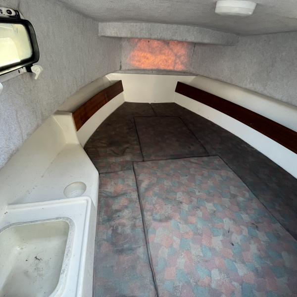 Traceur GPS et antenne VHF sur le White Shark 237 | Port Deun Marine