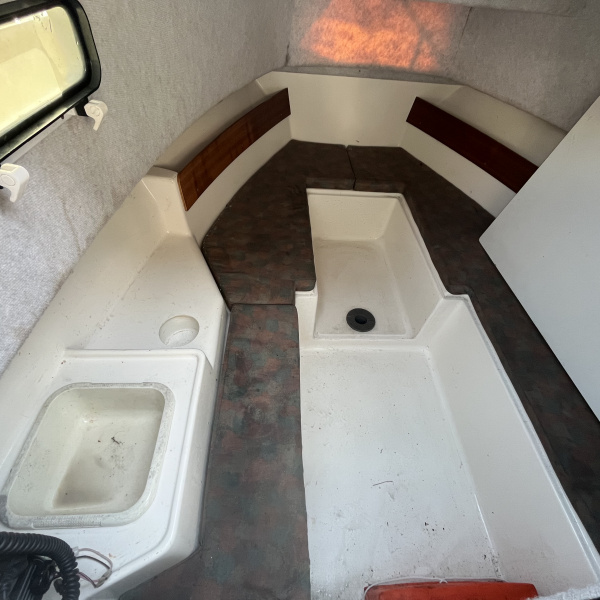 Intérieur du White Shark 237 avec coussins et aménagements confortables | Port Deun Marine