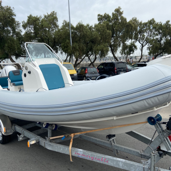 Zodiac Medline 6.8 avec moteur Yamaha 200cv (2022, 31h), taud d’hivernage, GPS Garmin + VHF, bain de soleil, sellerie complète, mât de ski, douchette, table de bain de soleil, kit main courante, décor de console, commande électrique CL5 | Port Deun Marine