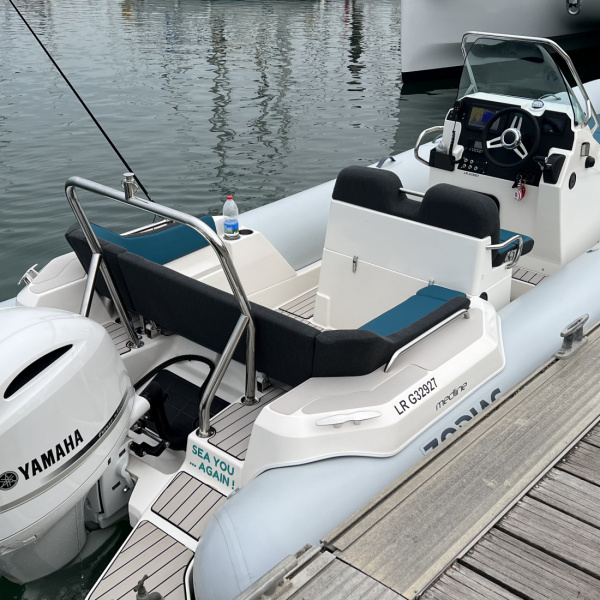 Zodiac Medline 6.8 avec moteur Yamaha 200cv de 2022, 31 heures, équipé de GPS Garmin, VHF, bain de soleil, sellerie complète et mât de ski | Port Deun Marine