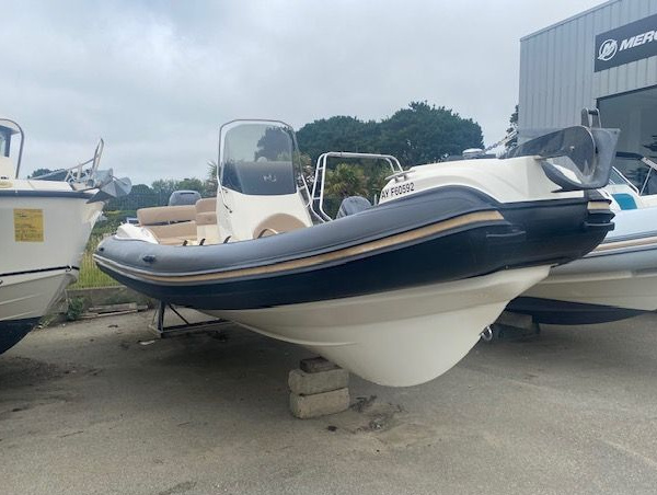 Cockpit du Nuova Jolly Prince 23 avec carré arrière convertible, table et bain de soleil confortable | Port deun Marine