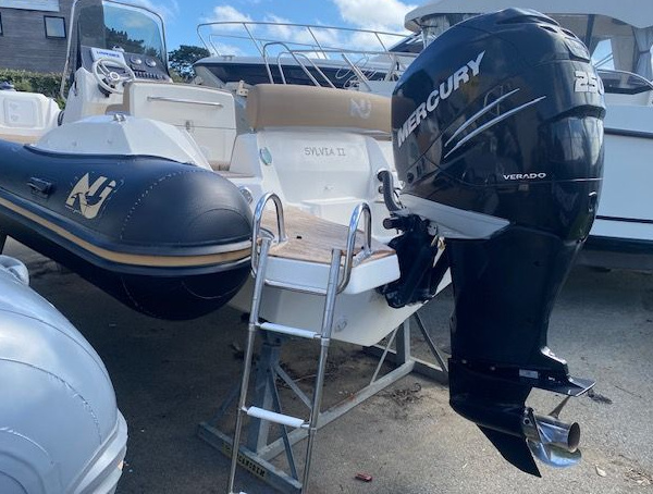 Vue du Nuova Jolly Prince 23 doté d’une direction électro-hydraulique et du système Mercury Active Trim | Port deun Marine