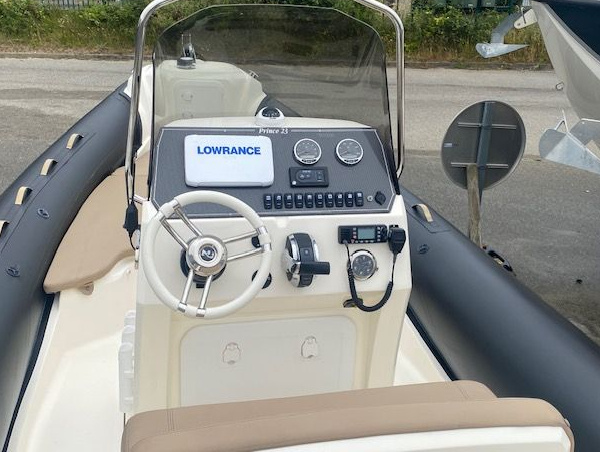 Semi-rigide Nuova Jolly Prince 23 avec flotteurs noir carbone, sellerie sable et équipements haut de gamme | Port deun Marine
