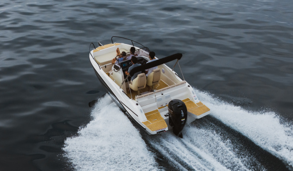Cockpit auto-videur et porte-cannes du Quicksilver 625 Open pour la pêche | Port Deun Marine