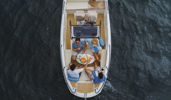 Banquette arrière et plateformes de bain rallongées du Quicksilver 625 Open | Port Deun Marine