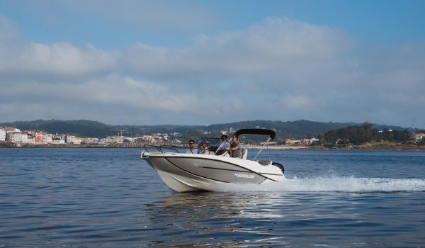 Bain de soleil avant du Quicksilver 625 Open au mouillage | Port Deun Marine
