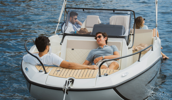 Carré avant du Quicksilver 625 Open avec table et coussins | Port Deun Marine