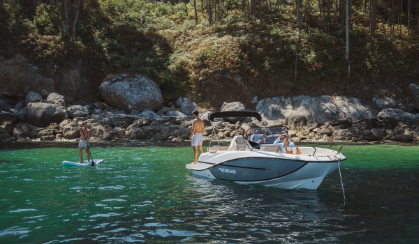 Accès console et emplacement toilettes portables du Quicksilver 625 Open | Port Deun Marine