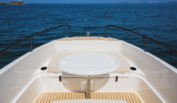 Poste de pilotage du Quicksilver 625 Open avec instrumentation Mercury SmartCraft | Port Deun Marine