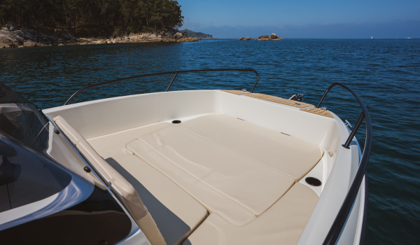 Console redessinée du Quicksilver 625 Open avec pare-brise effilé | Port Deun Marine