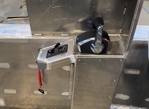 Rampe centrale positionnée entre deux moteurs Mercury pour faciliter les manœuvres | Port deun marine