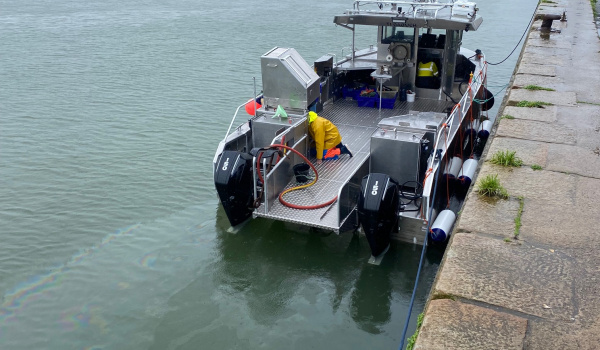 Montage de deux moteurs hors-bord Mercury V6 sur coque aluminium de pêche | Port deun marine