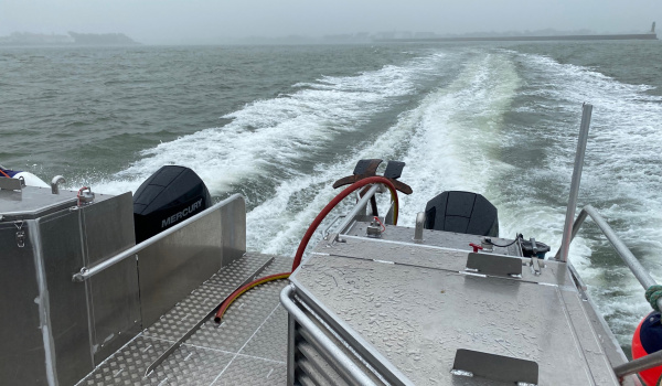 Système de direction électrique EPS installé sur vedette de pêche professionnelle | Port deun marine