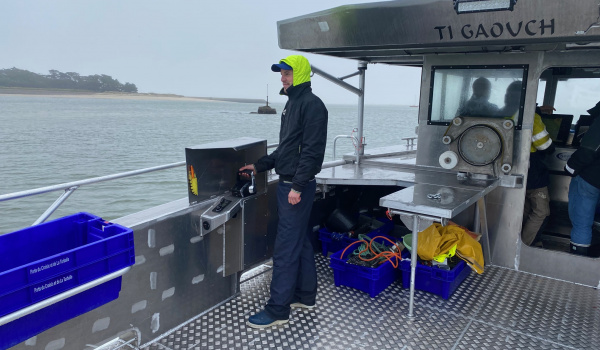 Pont arrière d’une vedette aluminium équipée pour une activité de pêche professionnelle | Port deun marine