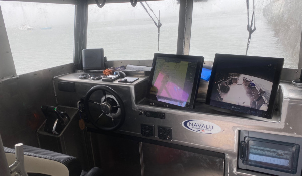 Poste de pilotage d’une vedette de pêche aluminium avec double commande et électronique marine | Port deun marine