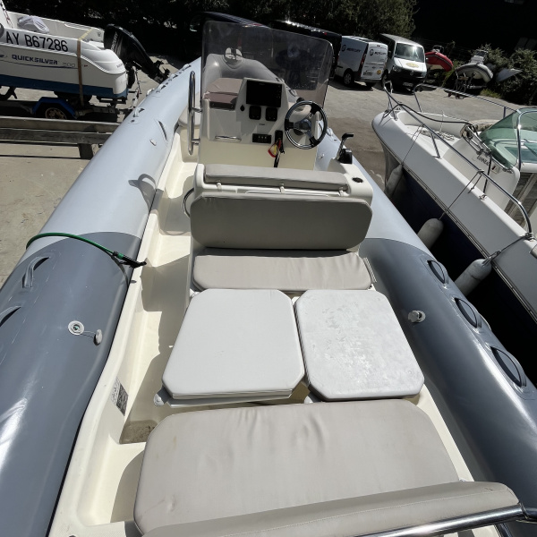 Roll bar et bain de soleil avant du Bombard Sunrider 750 2010 | Rioux Nautique