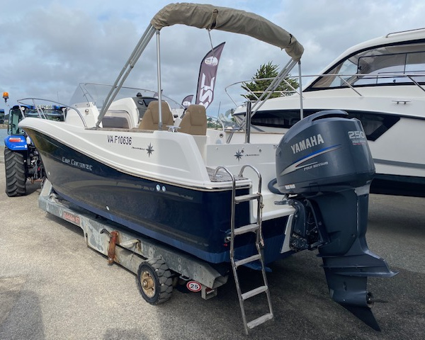 Cockpit du Cap Camarat 7.5 WA avec table et sellerie en parfait état | Port Deun Marine