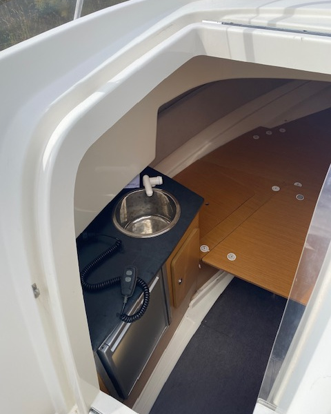 Taud de console et siège du Cap Camarat 7.5 WA – confort de navigation | Port Deun Marine