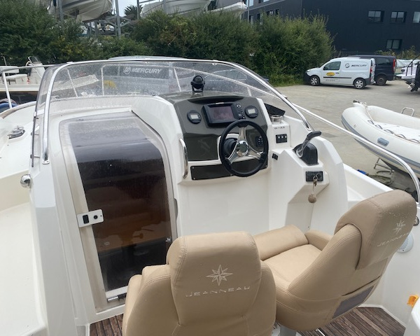 Guindeau électrique installé sur le Cap Camarat 7.5 WA | Port Deun Marine