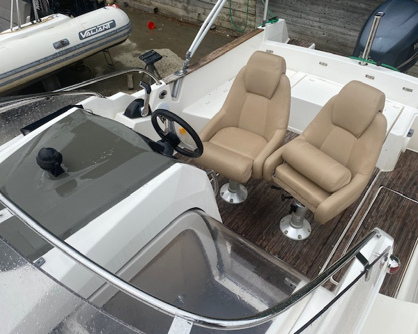 WC fermé et réfrigérateur à bord du Cap Camarat 7.5 WA d'occasion | Port Deun Marine